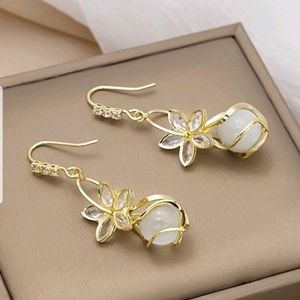 NWOT Gold Flower Swirl Dangle Earring